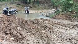 Jalan Berlumpur, Petani di Pidie Jaya Keluhkan Jalan Akses Menuju Perkebunan Rusak Parah