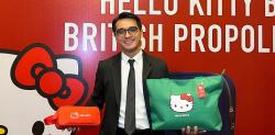 Aktor Ricky Harun Bagikan Tas Edisi Hello Kitty dari British Propolis