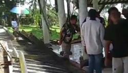 Diduga Lapuk, Atap Joglo di Bukit Batu Hiu Ambruk dan Menimpa Seorang Pengunjung