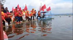 HUT ke-52 PDIP: Ngesti Nugraha Ajak Kader Banteng Tabur Benih Ikan di Rawa Pening