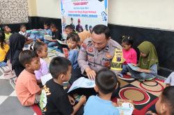 Inovatif, Aipda Sugimin Bhabinkamtibmas Polres Demak Buat Perpustakaan Keliling di Desa