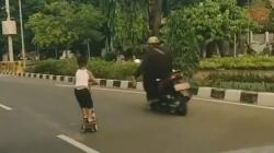 Bocah Main Skuter di Tengah Jalan Raya Viral di Media Sosial, Orang Tuanya Dicari Warganet