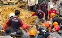 Artha Graha Peduli Turunkan Tim Bantu Korban Tanah Longsor di Tiban Batam