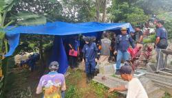 Usut Penyebab Kematian, Polisi Bongkar Salah Satu Makam di TPU Mbah Cikur