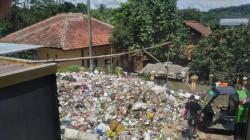 Warga Keluhkan Bau Menyengat dari Tumpukan Sampah di Karangpanimbal Kota Banjar