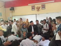 Pantau Pelaksanaan MBG di SMPN 13 Surabaya, Johari Mustawan Sebut Jumlah kalori Perlu Disesuaikan