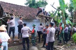 Nenek Sebatang Kara di Kajen , Mendapat Berkah Bedah Rumah dari Polres Pekalongan