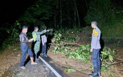 Longsor Tutup Total Jalan Nasional Majalengka-Kuningan, Lalu Lintas Dialihkan