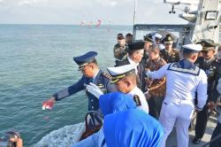 Kenang Jasa Pahlawan, Lanal Lhokseumawe Gelar Upacara dan Tabur Bunga di Tengah Laut