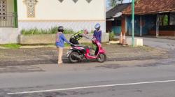 Polisi Bantu Motor Warga yang Mogok di Sela-Sela Pengaturan Lalu Lintas