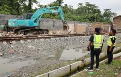 Dukung Pembangunan Stasiun Helvetia, KAI Sumut Tertibkan 130 Bangunan