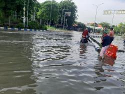 Terminal Purabaya Tergenang Banjir, Dikeluhkan Penumpang, Harapkan Perbaikan