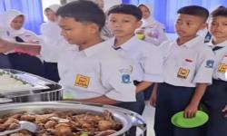 Viral Makan Bergizi Gratis Disajikan Prasmanan di Majalengka, Tuai Pujian Warganet