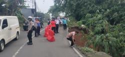 Longsor di Kuningan Rusak Infrastruktur hingga Kendaraan Milik Warga