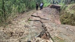 Jalan Penghubung 2 Desa di Bojonggambir Tasikmalaya Ambles Akibat Tanah Gerak