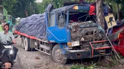 Kronologi Rem Blong, Truk Tronton Hantam Warung Tempe Penyet di Bungah