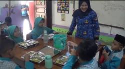 Ratusan Pelajar di SDN 1 Panembong Sumringah Dapat Makan Gratis