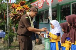 Turut Dukung Progam Prabowo, Kejari Probolinggo Beri Makan Gratis Untuk SDN Sebaung