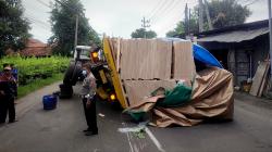 Muatan Berlebih, Truk Terguling di Tikungan Tajam Raya Krikilan