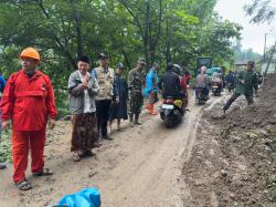 Longsor Setinggi 25 Meter Menutup Akaes  Jalan Desa Rahtawu Kudus