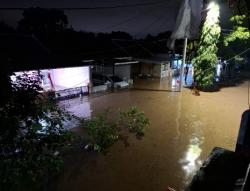 Breaking News : Kabupaten Cirebon Diterjang Banjir, 1 Unit Mobil Terbawa Arus