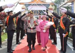 Tradisi Pedang Pora Sambut AKBP Eka Baasith sebagai Kapolres Kebumen