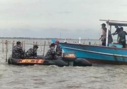 TNI AL Bersama Warga dan Nelayan Mulai Bongkar Pagar Laut di Perairan Tangerang