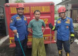 Masuk Rumah Warga, Ular Welang Berhasil Dievakuasi Tim Rescue Damkar