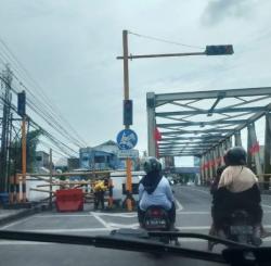 Jembatan Sumber Cirebon Alami Kerusakan Pasca Banjir Bandang Ditutup Sementara