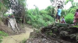 Jembatan Penghubung Desa Pojok dan Tarub Hanyut Terbawa Arus Sungai, Jalur Terputus Dialihkan