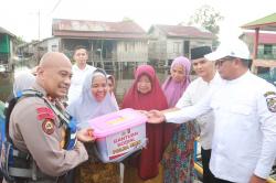 Tinjau Banjir di Pelalawan, Wakapolda Riau Salurkan Bantuan