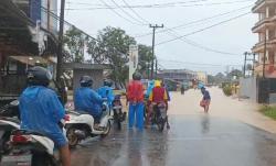 Pengendara Motor Nekat Terobos Banjir di Parittiga