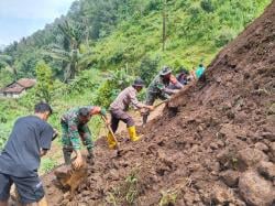 Longsor Menutup Jalan , Polsek dan Forkopimcam Lebakbarang Pekalongan, Kerja Bakti Dan Berikan Bantu