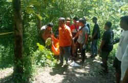 Mayat Pria Baju Hitam Ditemukan Tergeletak di Petak Hutan Jombang, Korban Masih Muda!