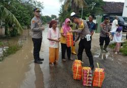 Polres Pringsewu Salurkan Bantuan Makanan untuk Warga Terdampak Banjir Way Bulok