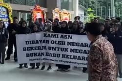 Sejumlah Petugas Dipecat Satryo Soemantri, Ratusan Pegawai Kemendikti Saintek Gelar Aksi Solidaritas