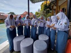 KEREN ! Siswa SMA Negeri 1 Karangkobar Sulap Ecobrick Jadi Furnitur Unik