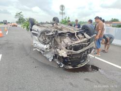 Kecelakaan Sigra di Tol Jombang-Mojokerto Dipicu Sopir Mengantuk, Mobil Terbalik