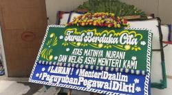 Viral, Pesan Solidaritas Pegawai Kemendiktisaintek di Karangan Bunga Bertulis Lawan Menteri Dzalim!