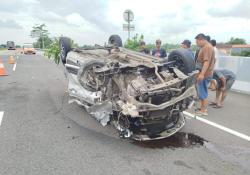 Kecelakaan di Tol Jombang-Mojokerto: Sopir Mengantuk, Mobil Terbalik