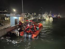 Dihantam Ombak, Kapal Tugboat Kandas Tersangkut di Area Dam Pelabuhan Tanjung Emas, 8 ABK Dievakuasi