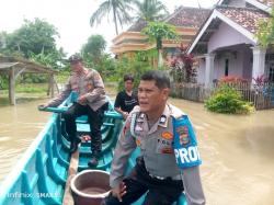 Kapolsek Sragi Pantau Banjir di Dusun Umbul Besar