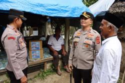 Kapolres Pidie Jaya Ahmad Faisal Sambangi Warga Kurang Mampu di Gampong Geunteng