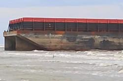 Kapal Tongkang Batubara Terdampar di Pantai Tiris Indramayu