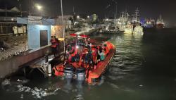 Ombak Besar Kandaskan Tugboat di Tanjung Emas, Basarnas Evakuasi 8 ABK