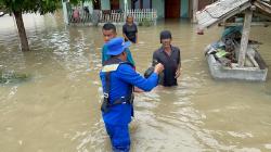 Gabungan Polairud Polda Lampung dan Polres Lampung Selatan Evakuasi Warga Terdampak Banjir