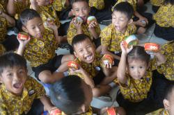 Bahagianya Siswa Kuncup Melati Semarang Dapat Kue Keranjang dan Makan Siang Gratis