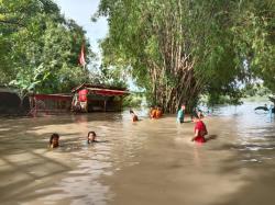 Saat Banjir Disambut Dengan Keceriaan Anak-anak di Kota Bojonegoro