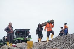 Kerja Tanpa Henti: KAI Tangani Jalur Rel yang Tergerus Banjir Grobogan