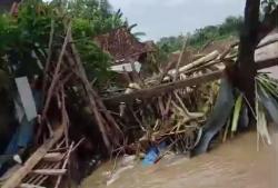 Akibat Tanggul Jebol, 13 Rumah dan Satu Musala di Kecamatan Gubug Grobogan Hanyut